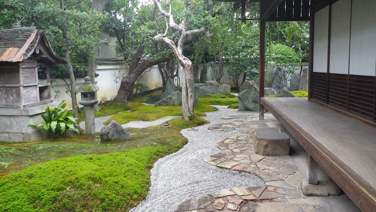 jardin-mousse-minéraux-jardin-japonais-mousse-tapissante-graviers-rochers