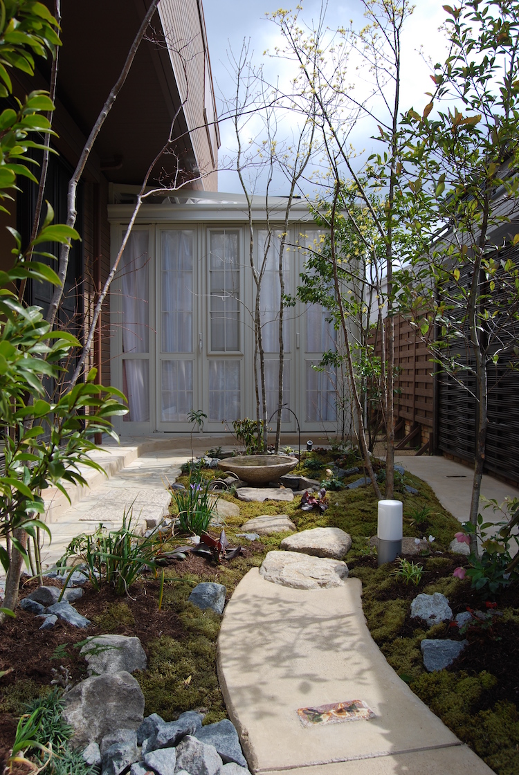jardin-mousse-minéraux-petit-jardin-japonais-arrière-cour