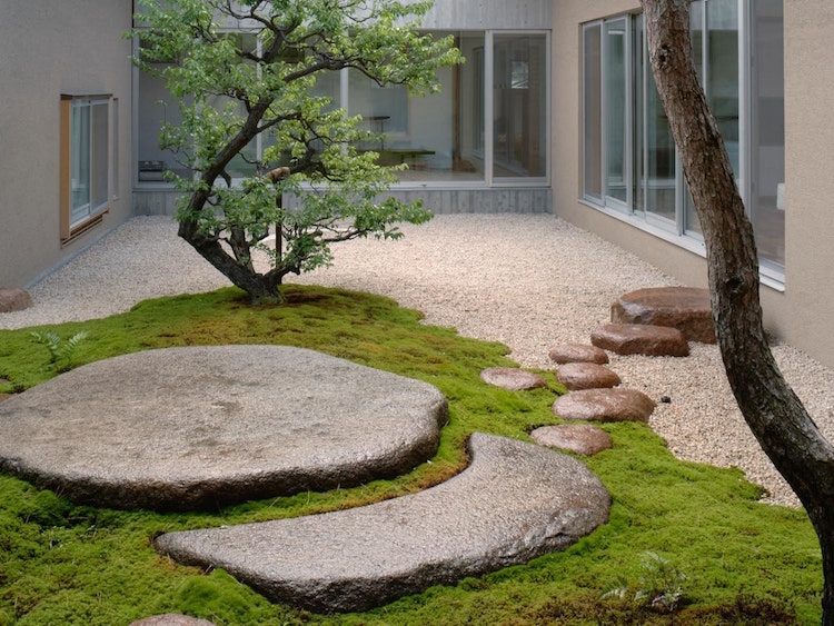 jardin-mousse-minéraux-petit-jardin-zen-moderne-éléments-incontournables