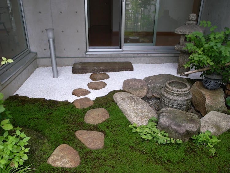 jardin-mousse-minéraux-petit-jardin-zen-moderne-gravier-blanc-rochers-statue-zen