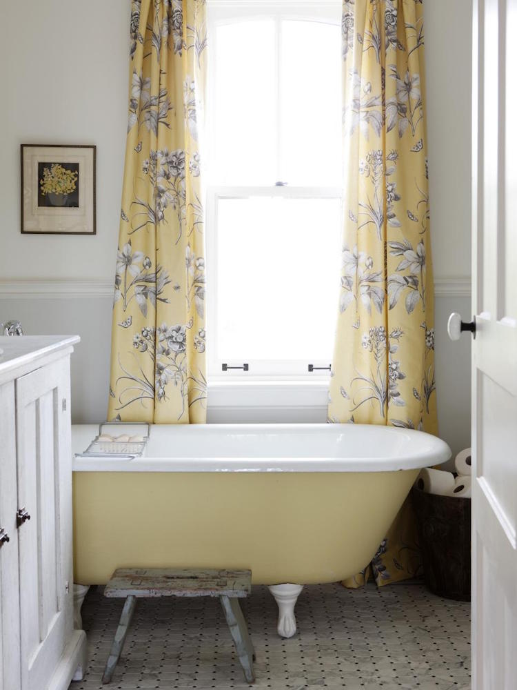 salle-bain-campagne-baignoire-pattes-lion-jaune-rideaux-motif-floral