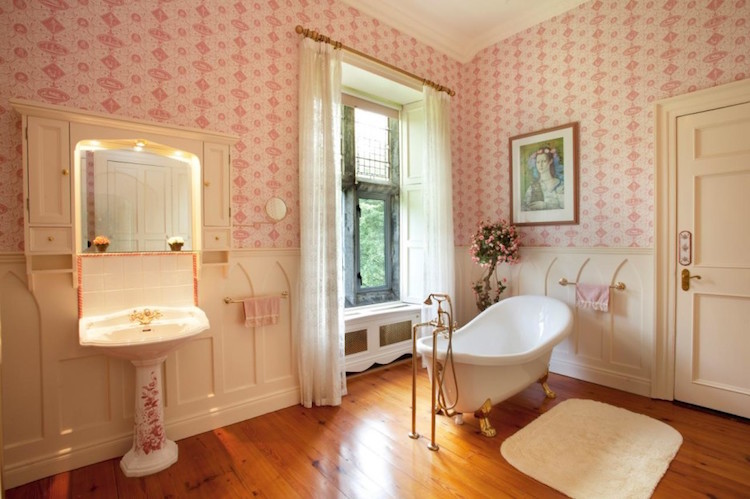 salle-bain-campagne-chic-déco-papier-peint-rose-baignoire-pattes-lion