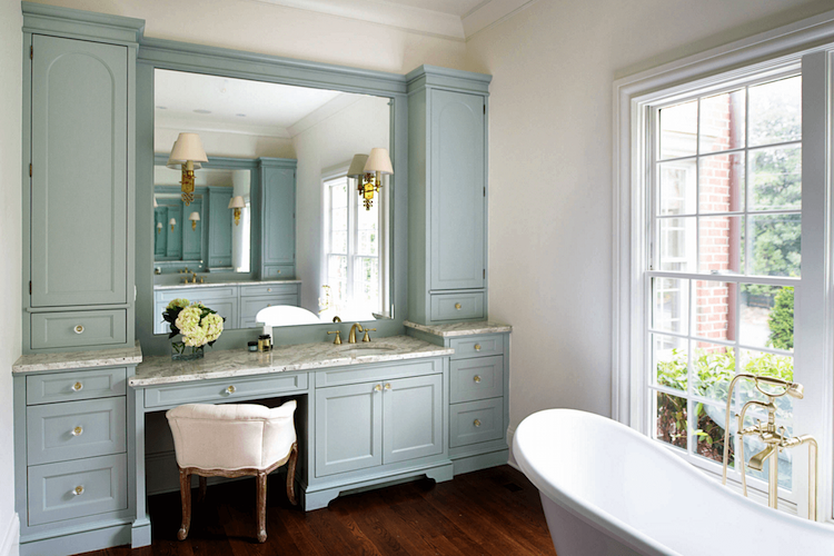 salle-bain-campagne-chic-mobilier-bois-bleu-pastel-plan-travail-marbre