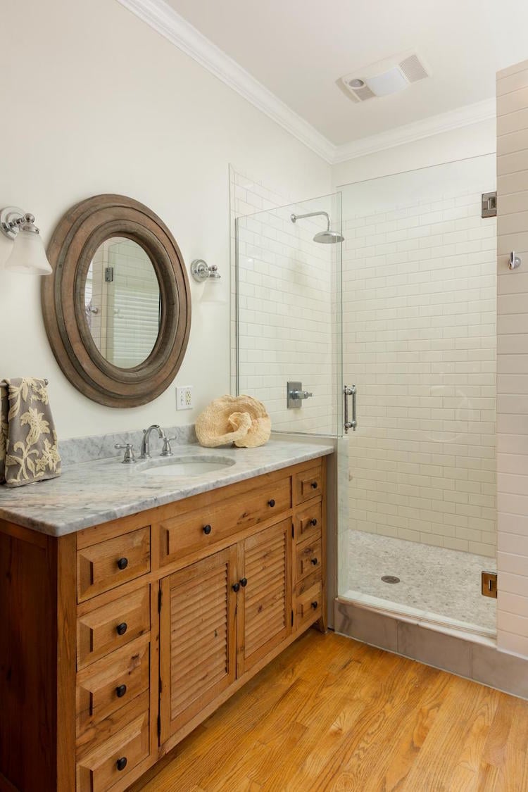 salle-bain-campagne-miroir-ancien-rond-meuble-vasque-bois-massif-carrelage-métro