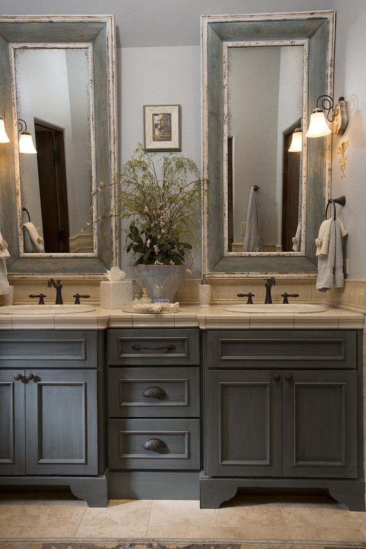 salle-bain-campagne-mobilier-bois-gris-miroirs-anciens