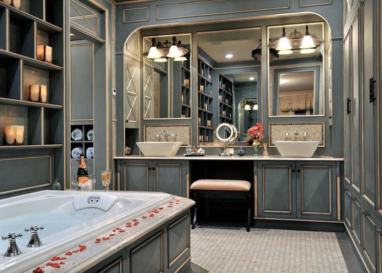 salle de bain campagne revisitée-boiserie-murale-grise-meuble-vasque-bois-gris