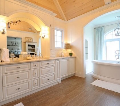 salle-bain-campagne-revisitée-meuble-bois-massif-blanc-baignoire-îlot