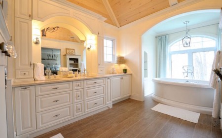 salle-bain-campagne-revisitée-meuble-bois-massif-blanc-baignoire-îlot