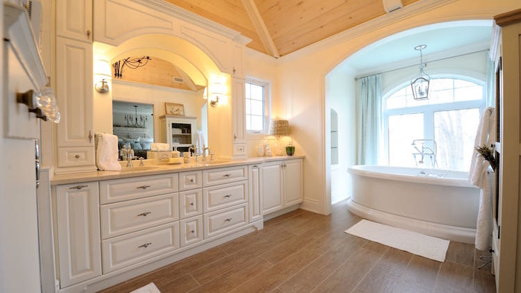salle de bain campagne revisitée-meuble-bois-massif-blanc-baignoire-îlot