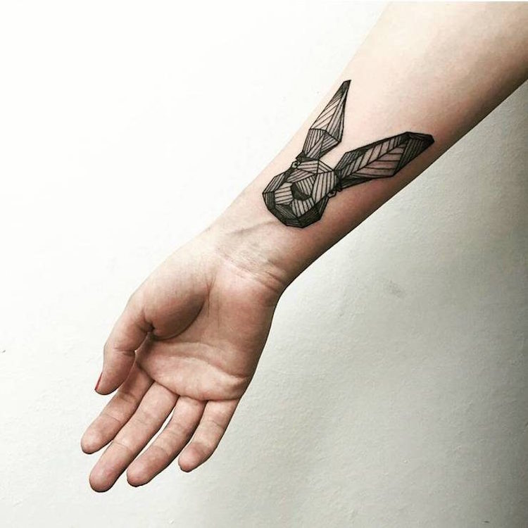 tatouage-géométrique-lapin-origami-avant-bras
