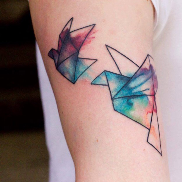 tatouage-géométrique-oiseau-origami-aquarelle