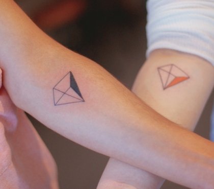 tatouage-géométrique-pyramide-renversée-idée-tatouage-couple