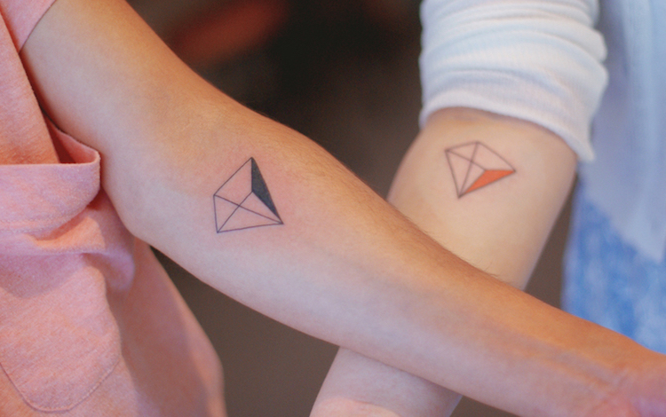 tatouage-géométrique-pyramide-renversée-idée-tatouage-couple