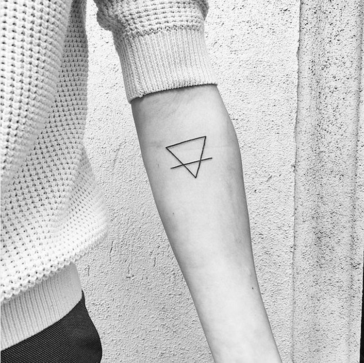 tatouage-géométrique-triangle-renversé-ligne-horizontale-symbole-terre