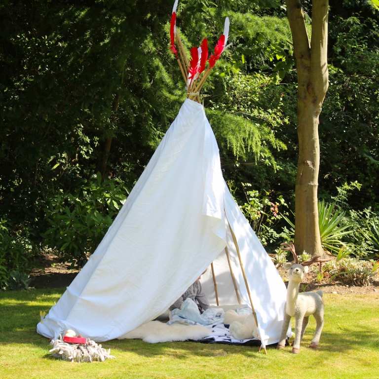 tipi indien jardin-bâtons-bois-drap-blanc