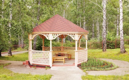 tonnelle-jardin-bois-déco-treillis-coin-repas