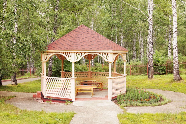 tonnelle-jardin-bois-déco-treillis-coin-repas