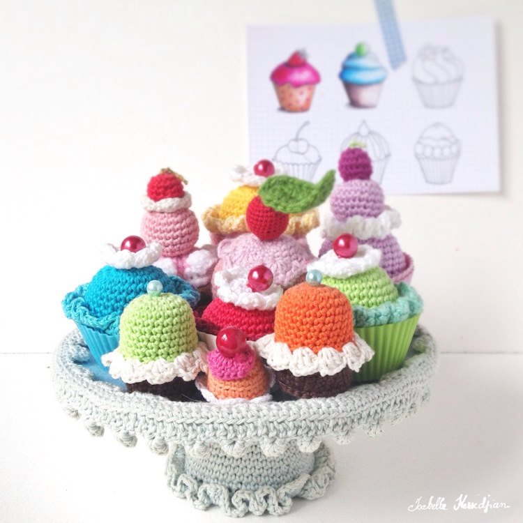 activité-manuelle-crochet-amigurumi-cupcakes-multicolores