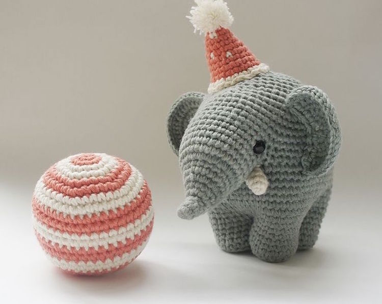 activité-manuelle-crochet-amigurumi-éléphant-gris-boule