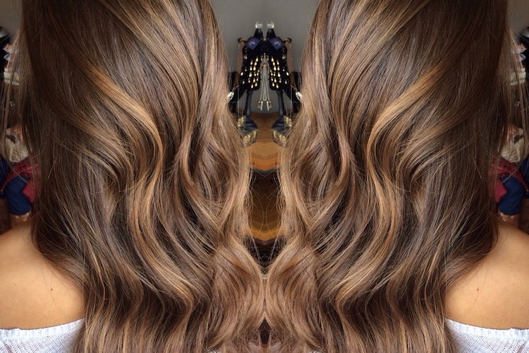 Balayage caramel et mèches caramel sur cheveux bruns et châtains