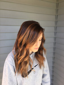 balayage-caramel-moderne-cheveux-bruns-bouclés