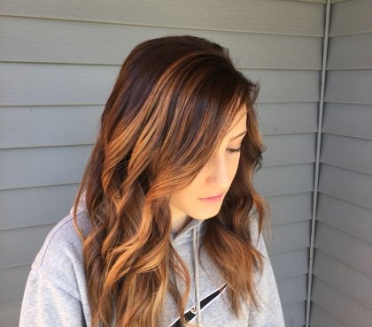 balayage-caramel-moderne-cheveux-bruns-bouclés