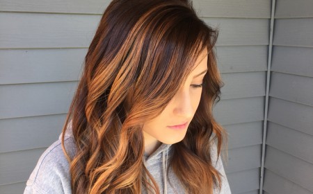 balayage-caramel-moderne-cheveux-bruns-bouclés