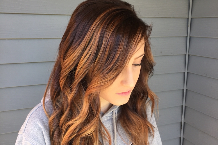 balayage-caramel-moderne-cheveux-bruns-bouclés