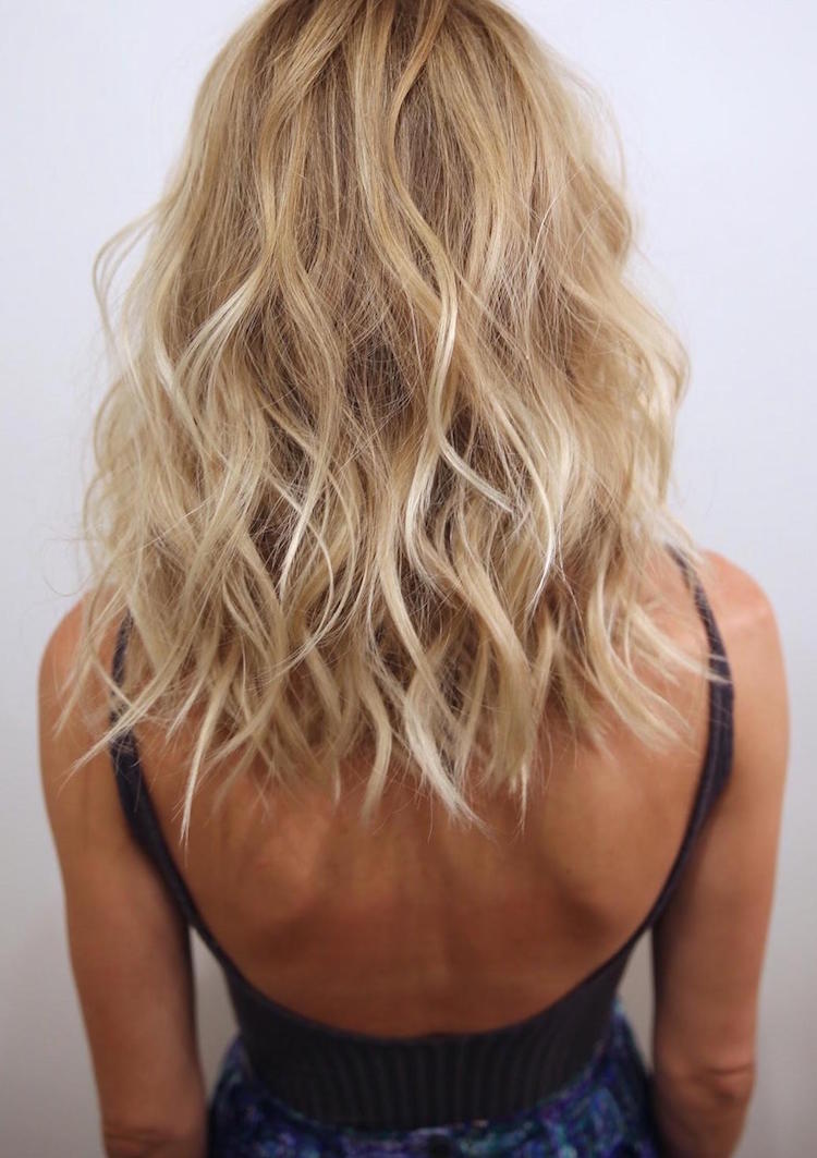 blond-californien-cheveux-blonds-coupe-carré-wavy