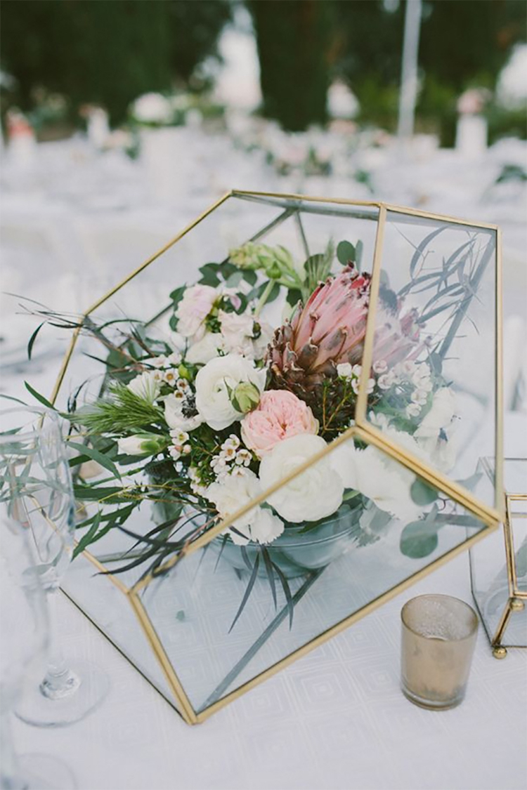 centre-table-floral-mariage-printemps-alliance-blanc-doré-boîte-vitrine