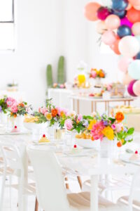 centre-table-floral-mariage-printemps-dahlia-anémones-pivoines-couleurs-acidulées
