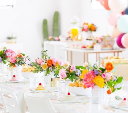 centre-table-floral-mariage-printemps-dahlia-anémones-pivoines-couleurs-acidulées