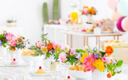 centre-table-floral-mariage-printemps-dahlia-anémones-pivoines-couleurs-acidulées