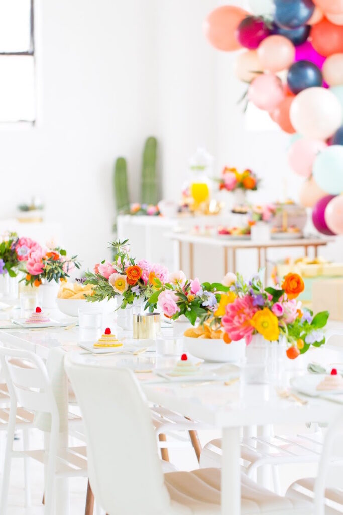 centre-table-floral-mariage-printemps-dahlia-anémones-pivoines-couleurs-acidulées