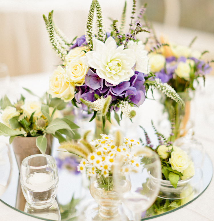centre-table-floral-mariage-printemps-dahlia-blanc-roses-jaunes-orchidées-violettes