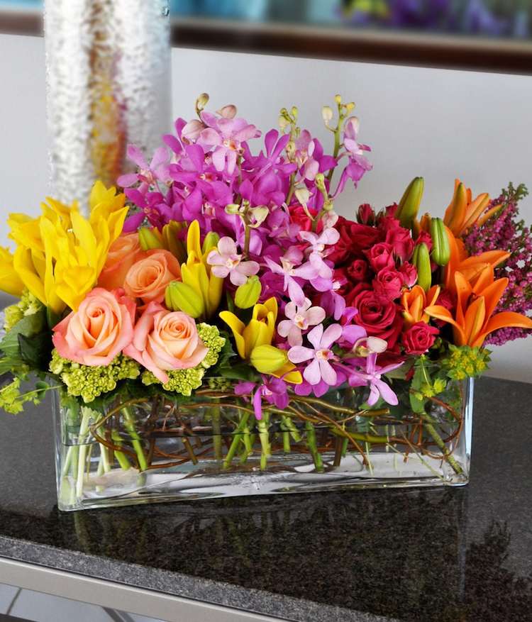 centre-table-floral-mariage-printemps-style-tropical-orchidées-lys-roses-couleurs-acidulées