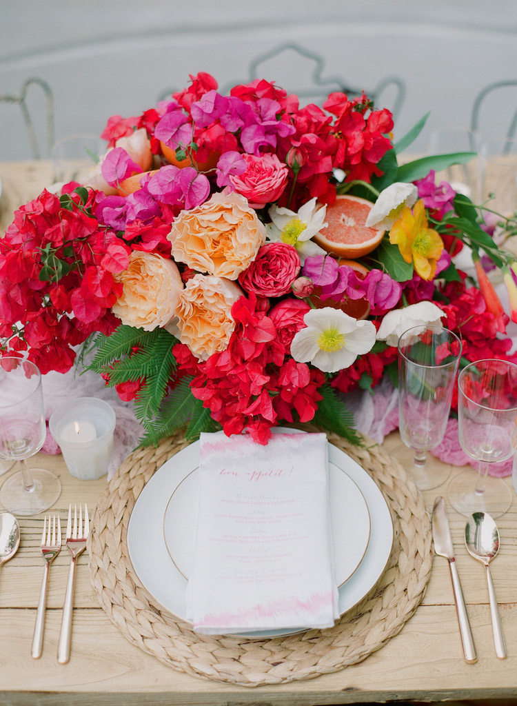 centre-table-floral-mariage-printemps-tropical-fleurs-couleurs-acidulées