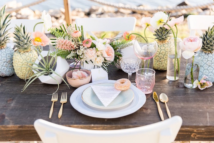 centre-table-pour-mariage-plage-composition-ananas-fleurs-exotiques