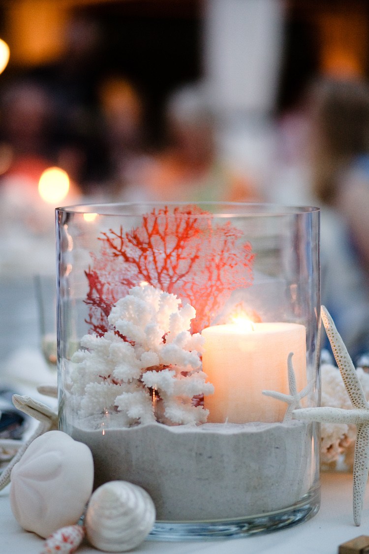 centre-table-pour-mariage-plage-composition-sable-coraux-bougies