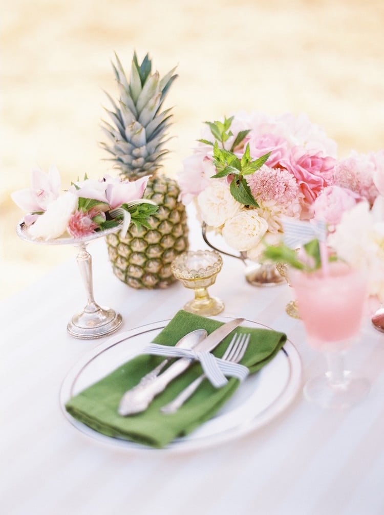 centre-table-pour-mariage-plage-deco-tropicale-ananas-pivoines-orchidées