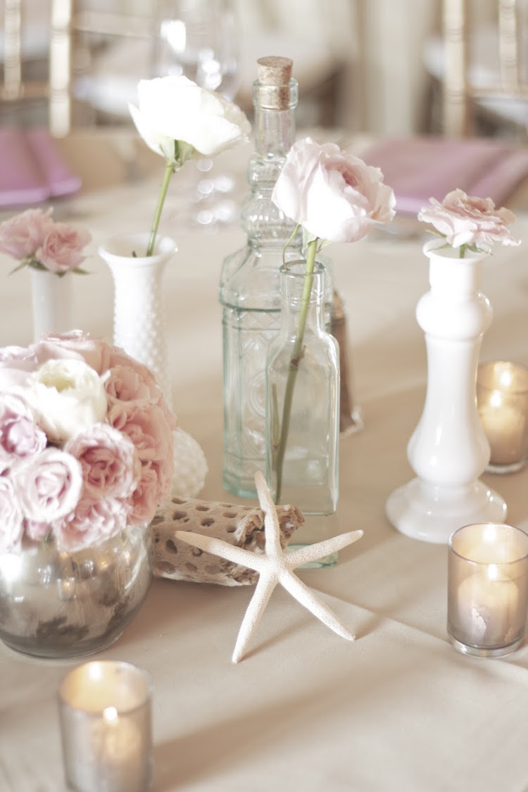 centre-table-pour-mariage-plage-roses-étoiles-de-mer-bois-flotté-bougies-chauffe-plat