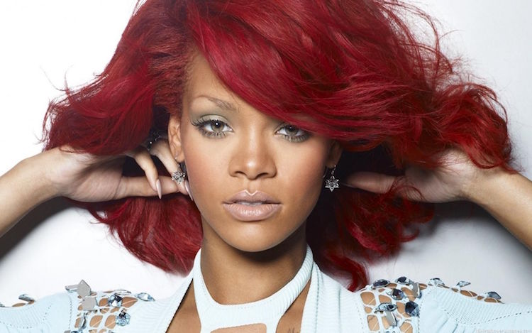 cheveux-rouge-cerise-cheveux-mi-longs-Rihanna