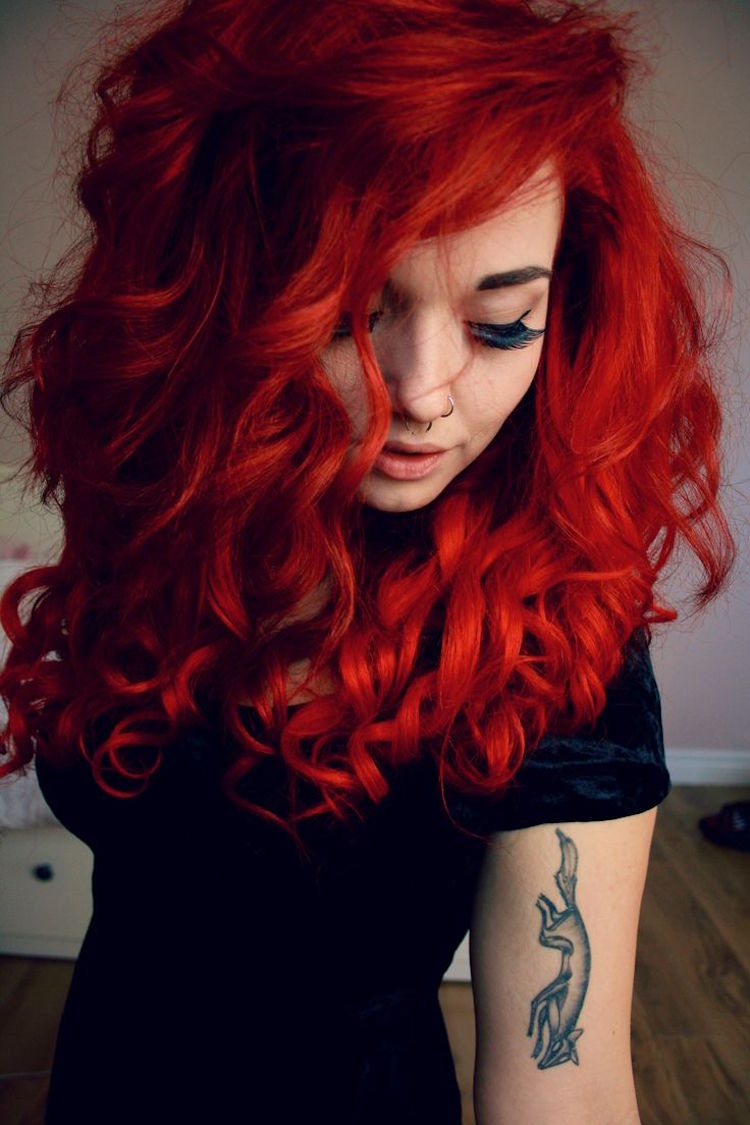 cheveux-rouge-coloration-rouge-vif-cheveux-bouclés