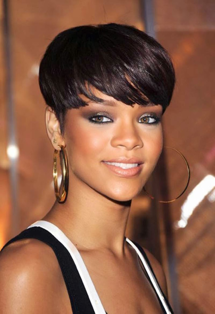 coupe-afro-femme-cheveux-courts-coupe-classique-Rihanna