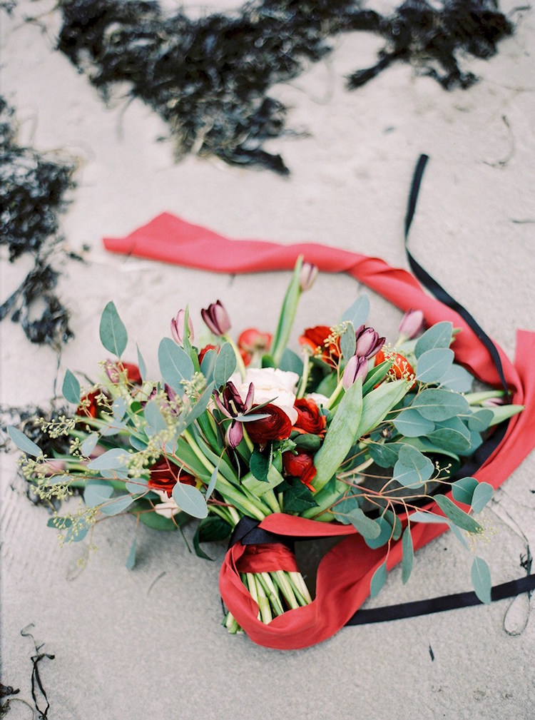 deco-mariage-rouge-noir-bouquet-mariée-fleurs-rouges-feuillages-ruban-noir
