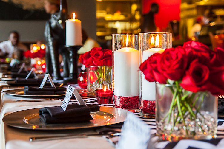 deco-mariage-rouge-noir-bouquets-roses-rouges-serviettes-noires-bougies