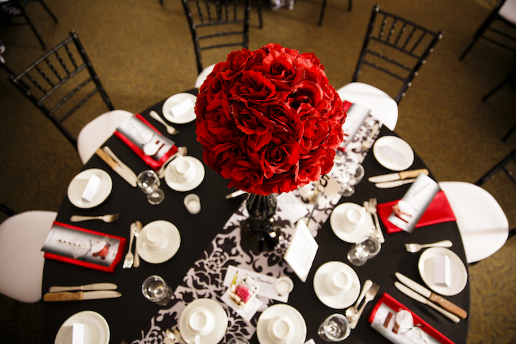 deco-mariage-rouge-noir-centre-table-roses-rouges-nappe-noire