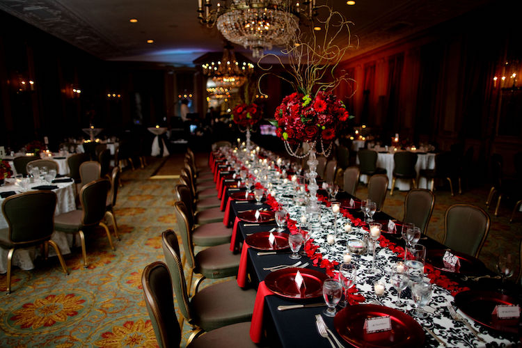 deco-mariage-rouge-noir-déco-table-nappe-noire-assiettes-rouges-composition-florale-rouge