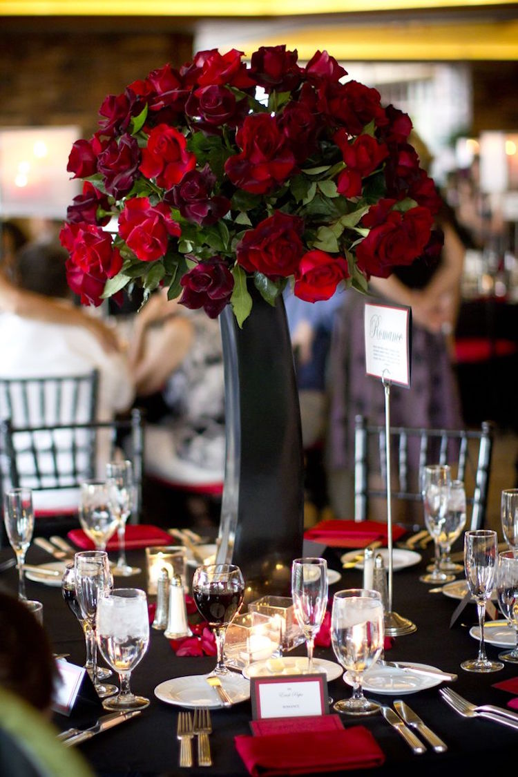 deco-mariage-rouge-noir-déco-table-nappe-noire-centre-table-roses-rouges
