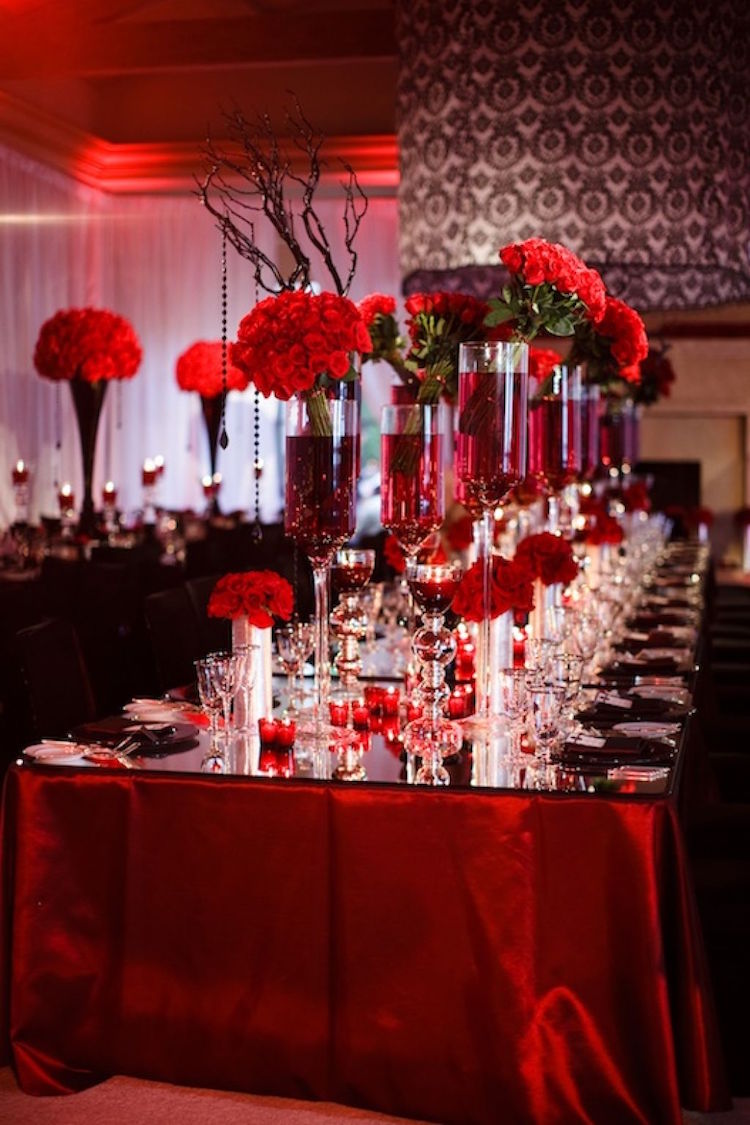deco-mariage-rouge-noir-déco-table-nappe-rouge-centre-table-roses-rouges